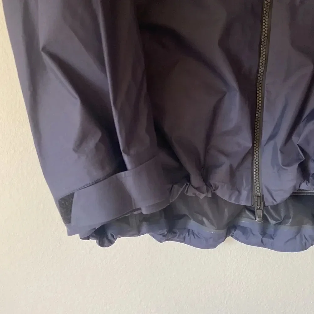 Burton sz L navy living lining jacket hooded, great pre owned condition zip